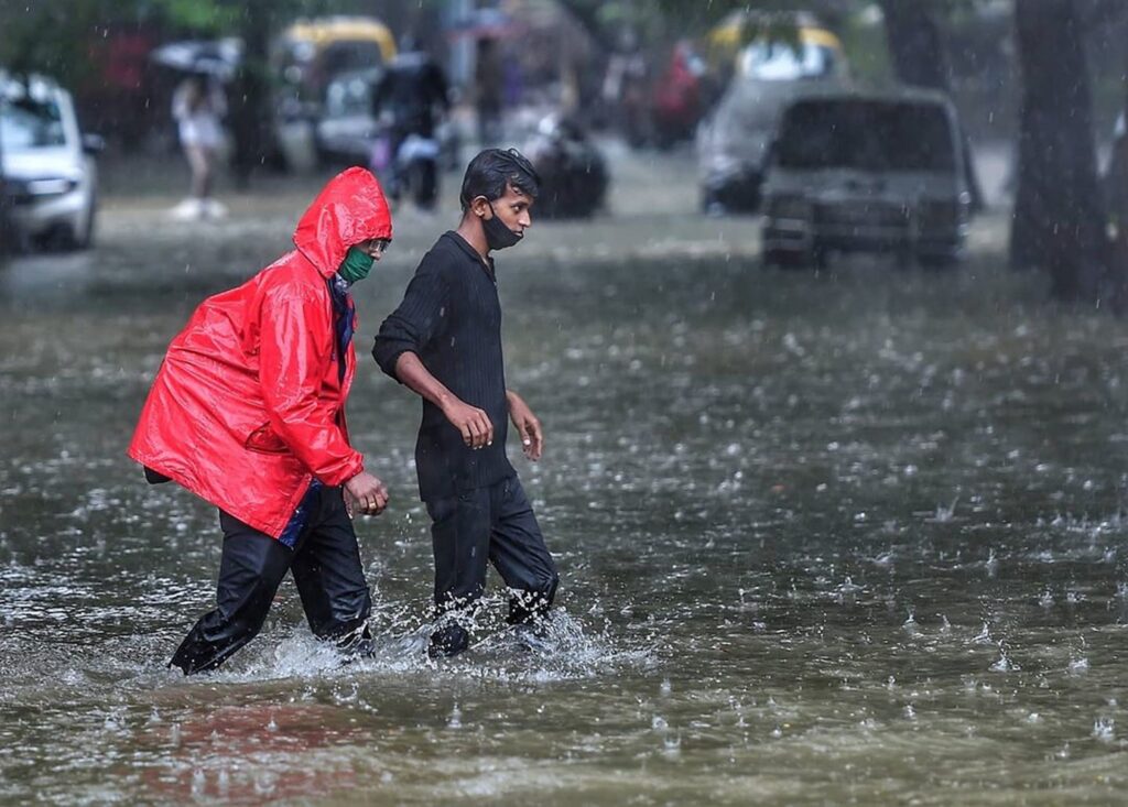 मानसून में कैंसर देखभाल: बारिश के मौसम में स्वच्छता, पोषण, मानसिक स्वास्थ्य और एहतियात के टिप्स